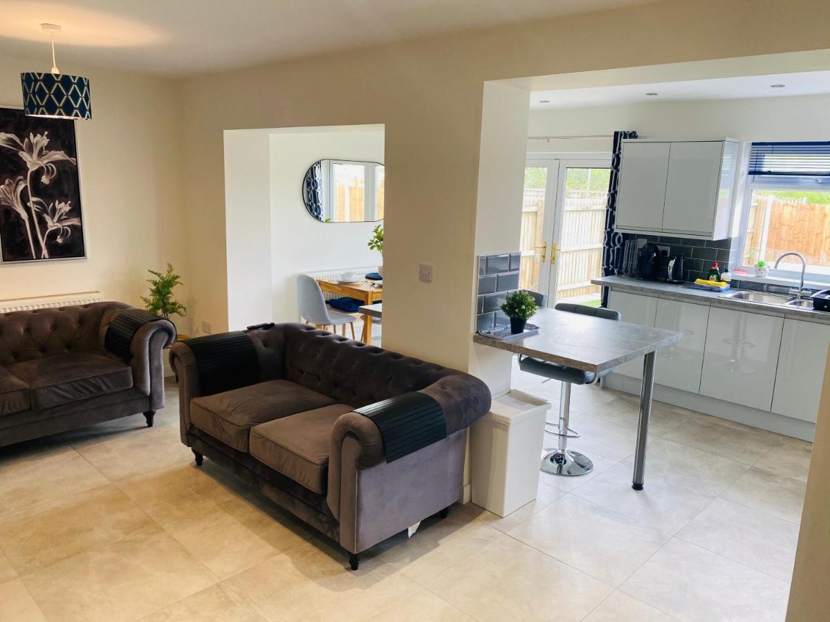 Modern Family Home With Off-Road Parking Cardiff Esterno foto