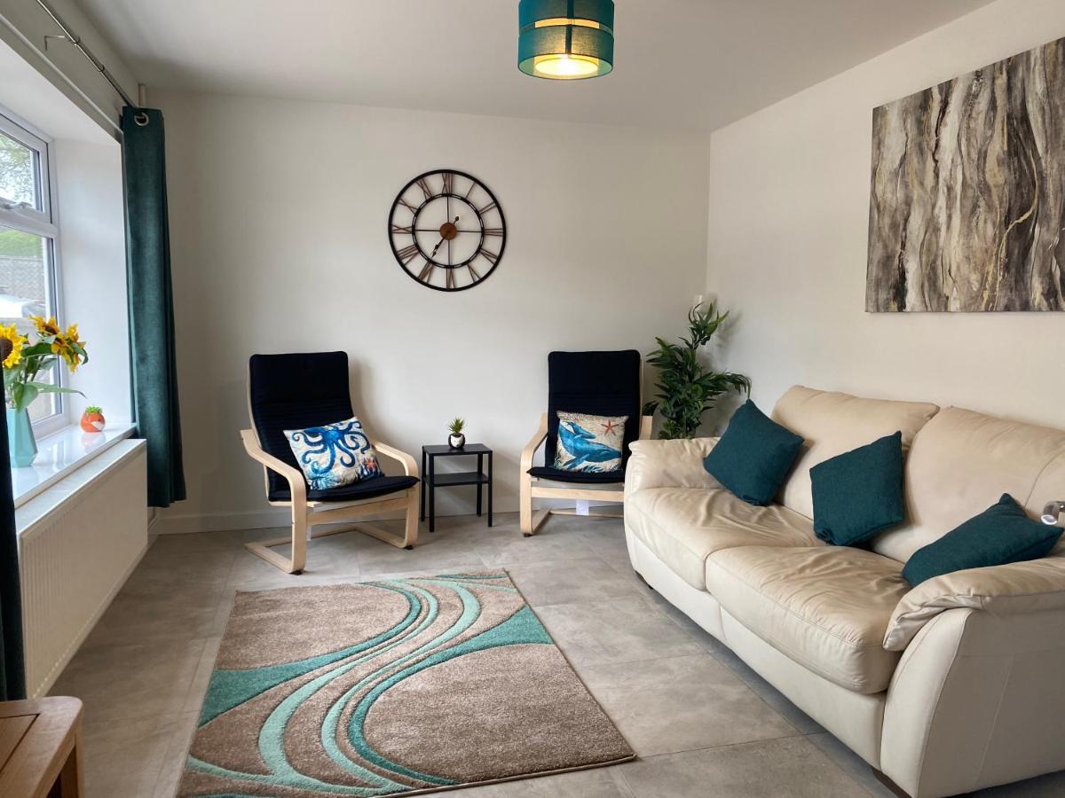 Modern Family Home With Off-Road Parking Cardiff Esterno foto