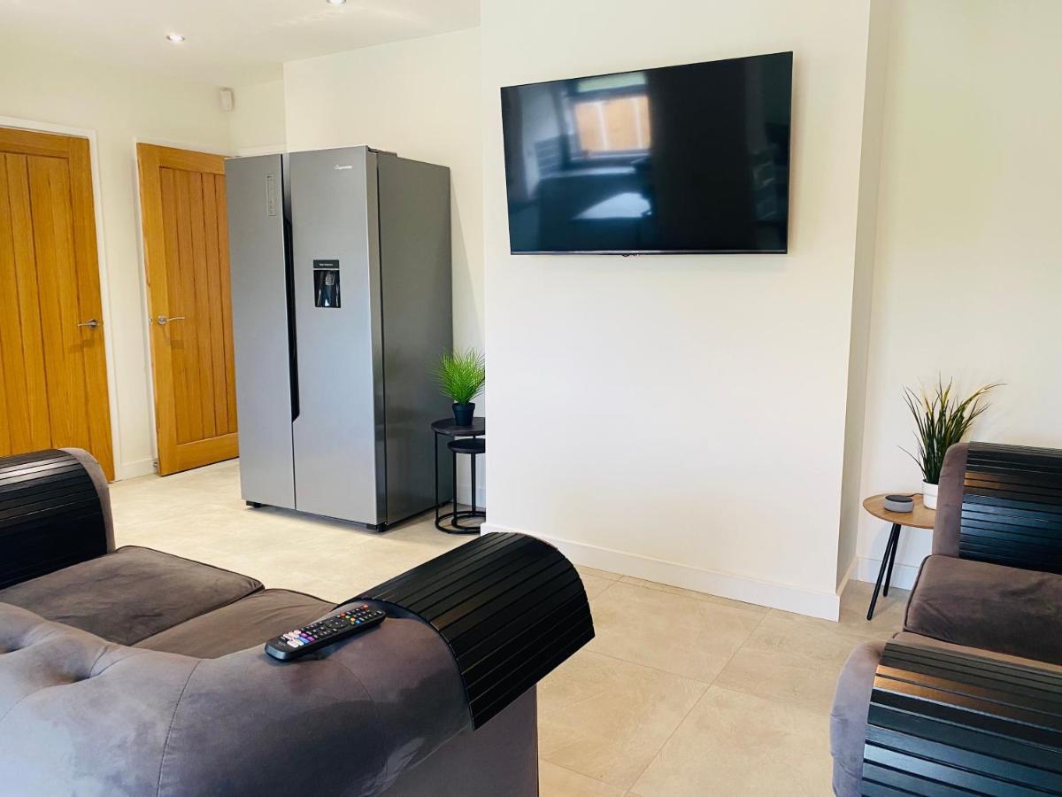 Modern Family Home With Off-Road Parking Cardiff Esterno foto