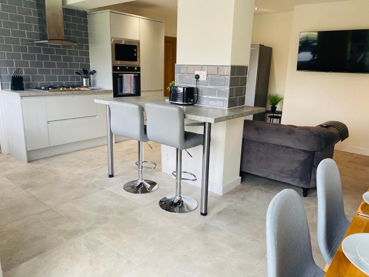Modern Family Home With Off-Road Parking Cardiff Esterno foto