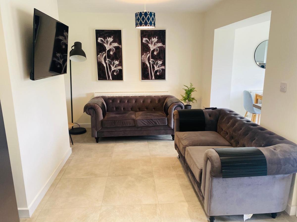 Modern Family Home With Off-Road Parking Cardiff Esterno foto