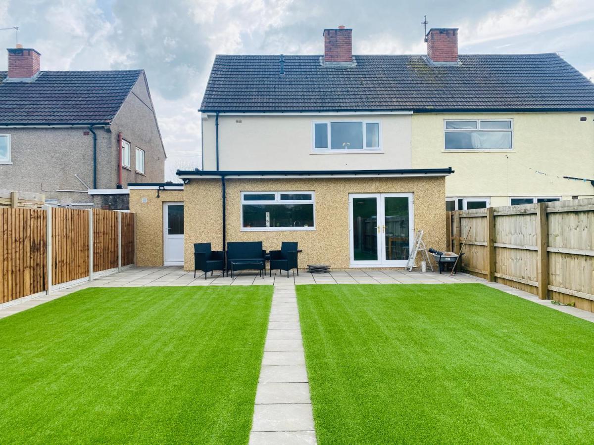 Modern Family Home With Off-Road Parking Cardiff Esterno foto